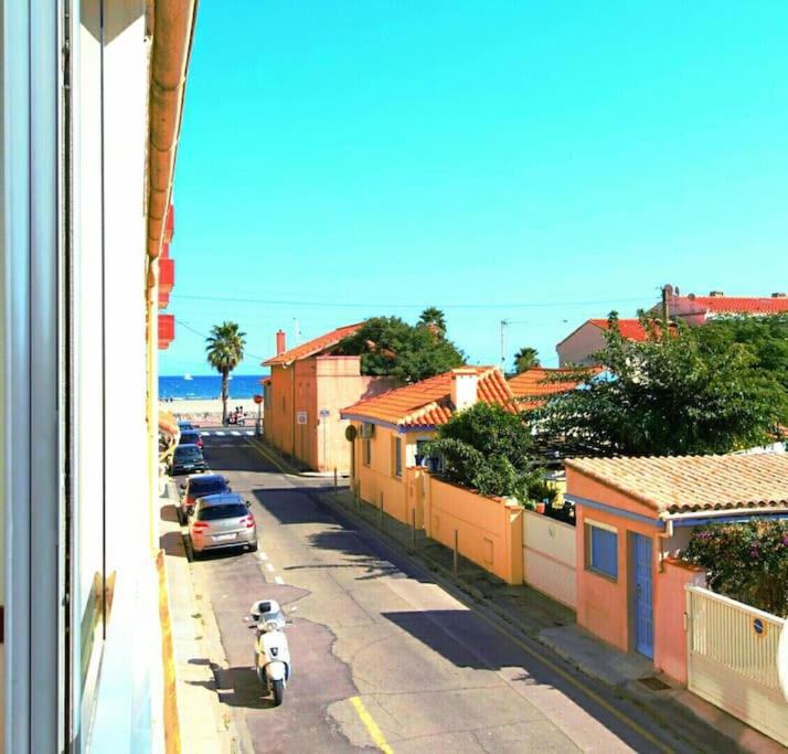 - une vue sur une rue avec des maisons et une voiture dans l'établissement - Voile -, à Canet
