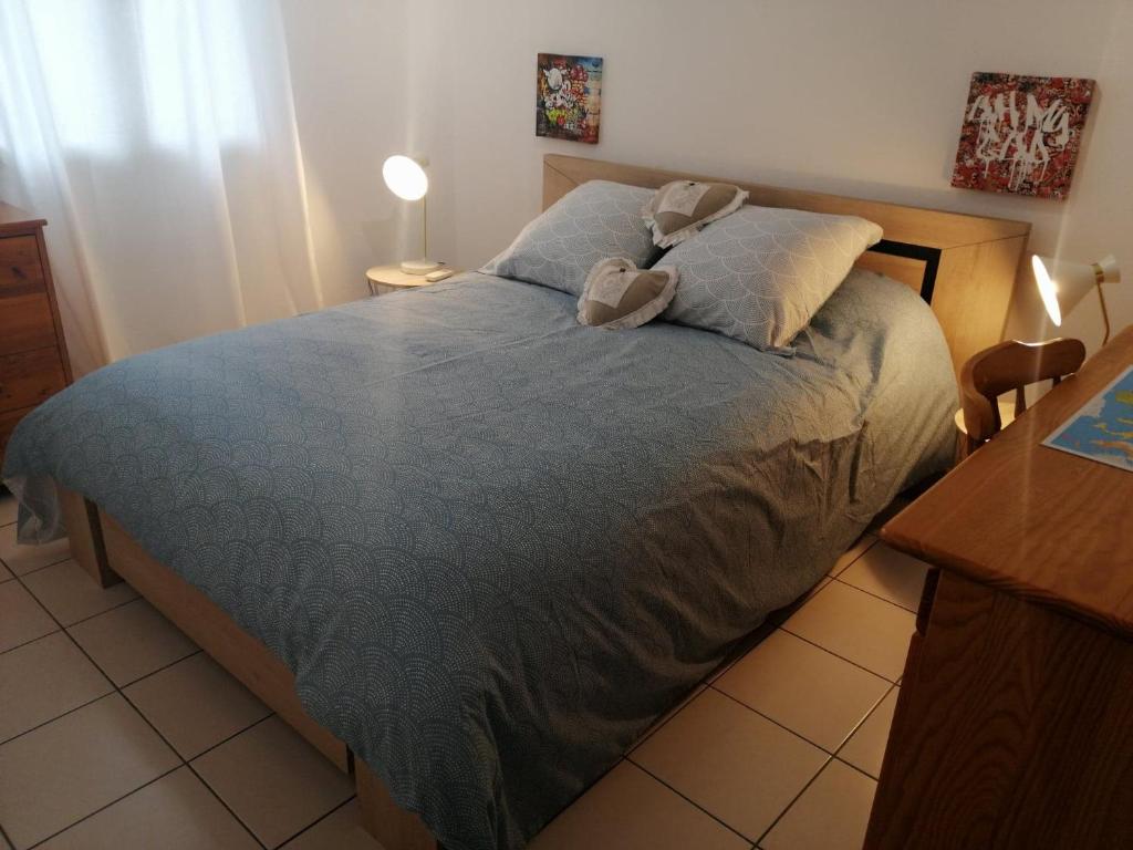 een slaapkamer met een bed met twee schoenen erop bij L'Ecrin d'Azur in Sanary-sur-Mer