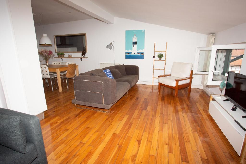 TV a/nebo společenská místnost v ubytování LA MARINA amplio apartamento en pleno centro de Hondarribia