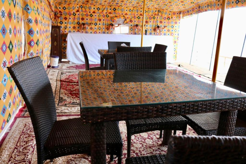 Et sittehjørne på Rashid Desert Private Camp