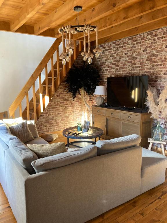 Fontrabiouse的住宿－Maison Fontrabiouse，带沙发和电视的客厅