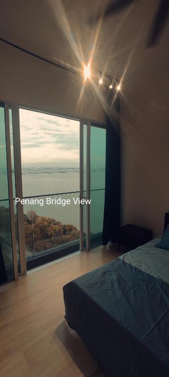 Postel nebo postele na pokoji v ubytování Infinite Seaview with Penang Bridge Suite with Sunrise up to 11 person