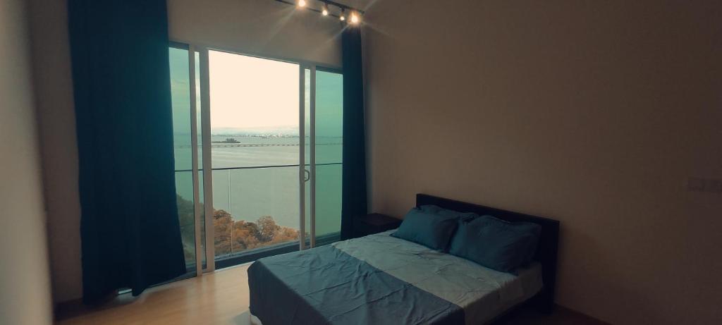 Postel nebo postele na pokoji v ubytování Infinite Seaview with Penang Bridge Suite with Sunrise up to 11 person