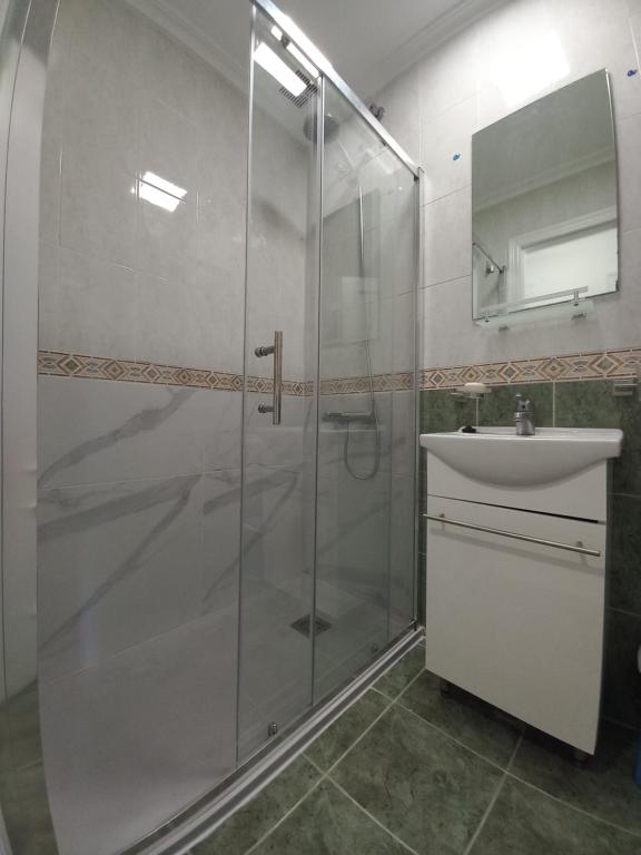 łazienka z przeszkloną kabiną prysznicową i umywalką w obiekcie Apartment Manuel Galián 52 w mieście Torrevieja