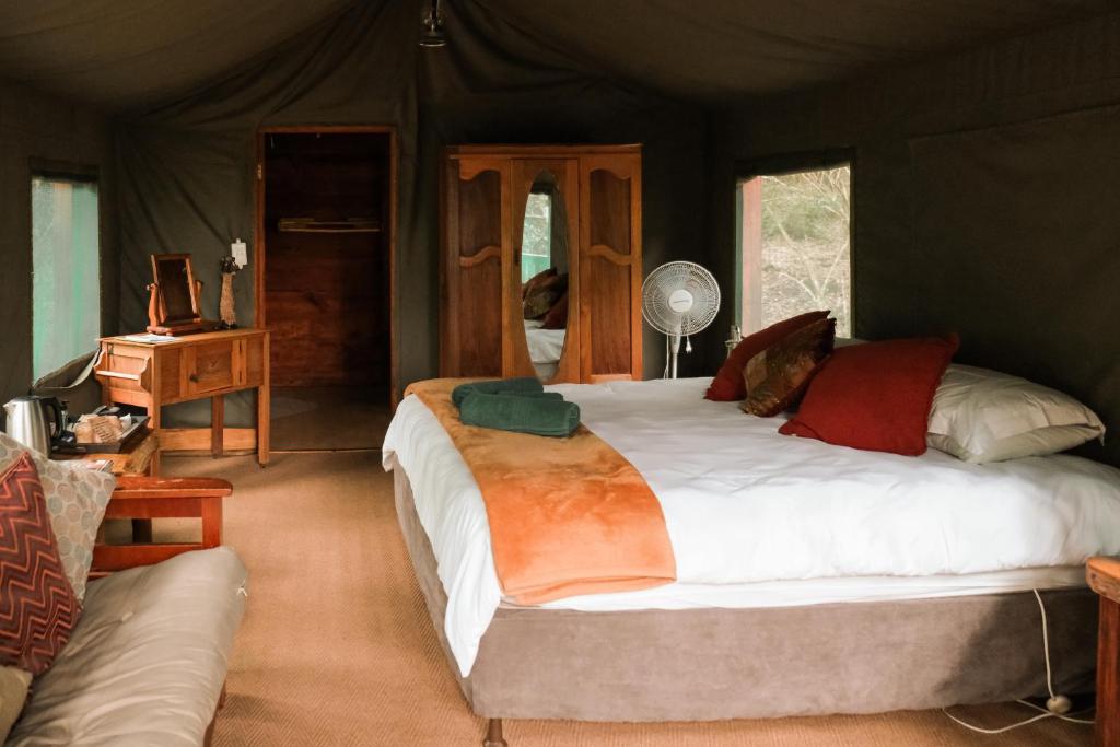 Postel nebo postele na pokoji v ubytování Fernhill Tented Treehouses