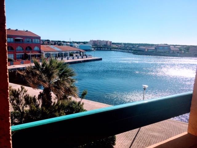 ル・バルカレスにあるAppartement en bord d'étangの大きな水の景色を望むバルコニーが備わります。