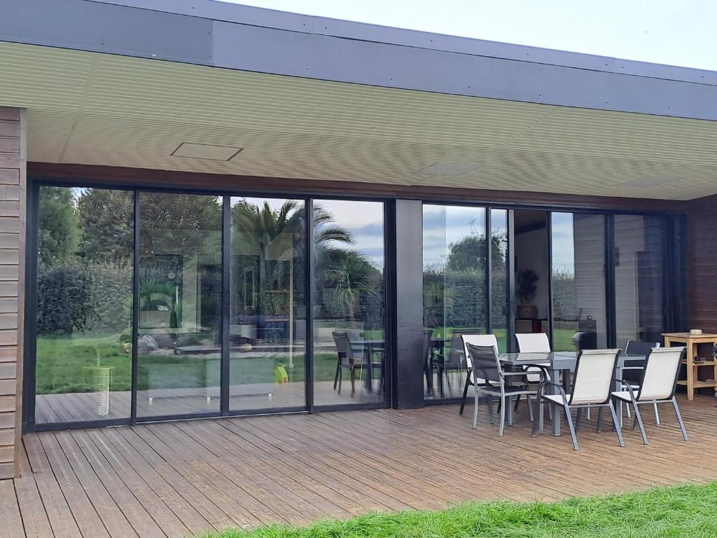 Patio alebo iná vonkajšia časť ubytovania Villa des 3 chênes