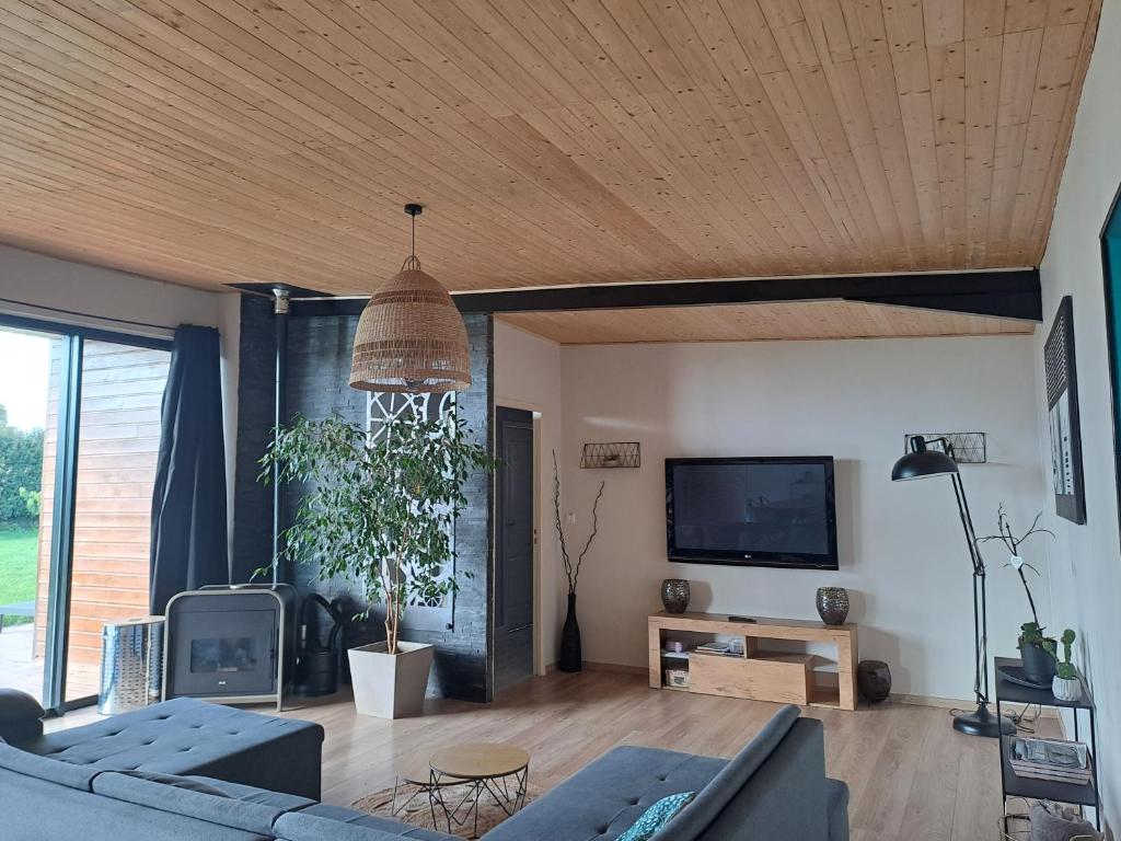 Televízia a/alebo spoločenská miestnosť v ubytovaní Villa des 3 chênes