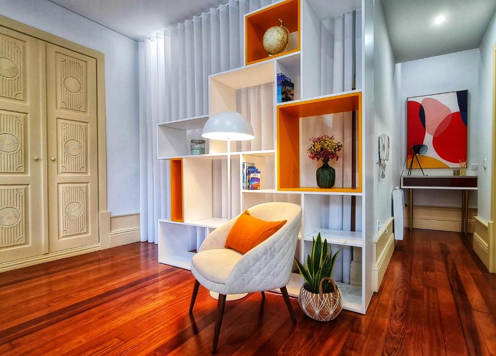 a living room with a chair and a book shelf at Apartments2Stay I Porto - Flores in Porto