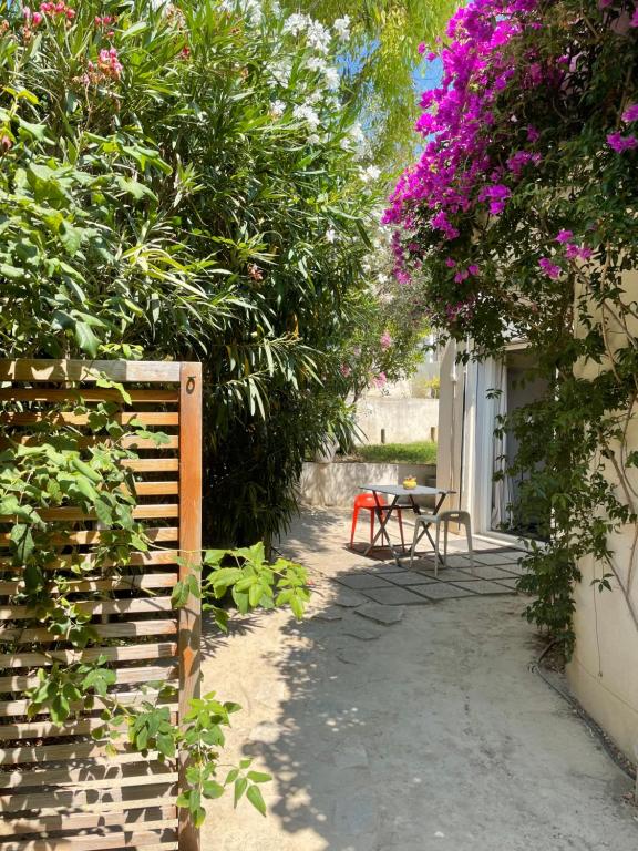 un jardin avec un banc, des fleurs et une table dans l'établissement T2 à proximité de la mer avec parking, à Marseille