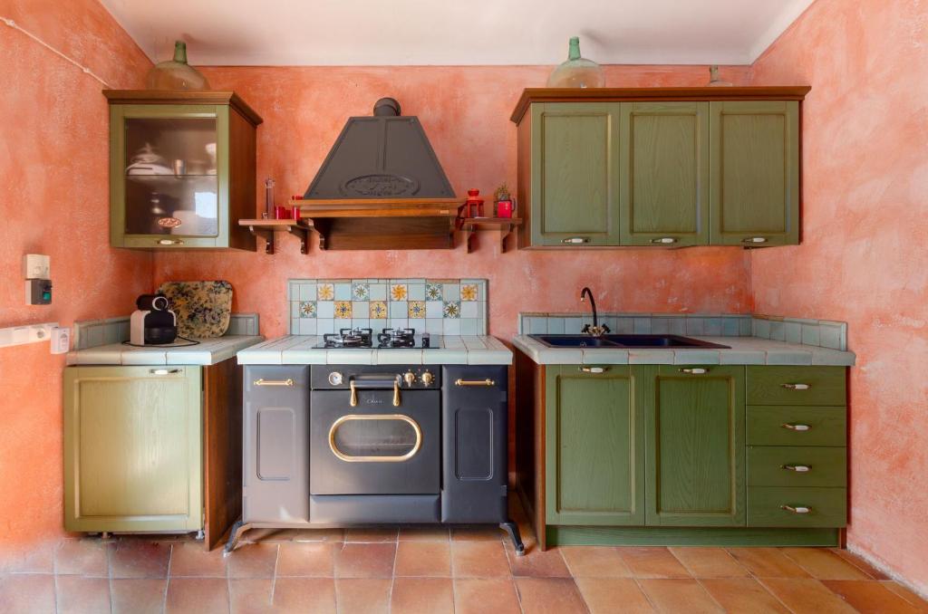 Kuchyň nebo kuchyňský kout v ubytování YourHouse Sa Cova