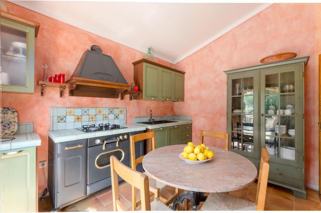 Kuchyň nebo kuchyňský kout v ubytování YourHouse Sa Cova