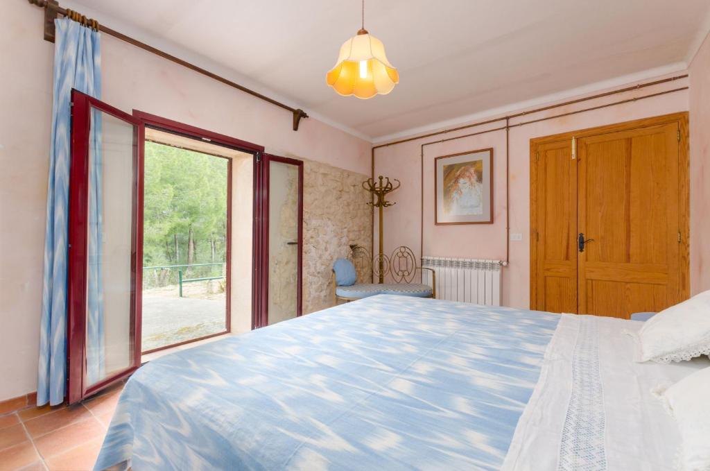 Postel nebo postele na pokoji v ubytování YourHouse Sa Cova