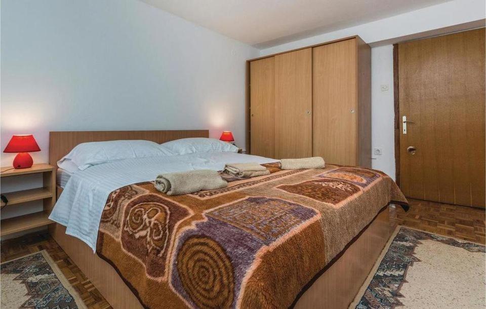 sypialnia z dużym łóżkiem z 2 poduszkami w obiekcie Apartmani L&Z w Petrčane