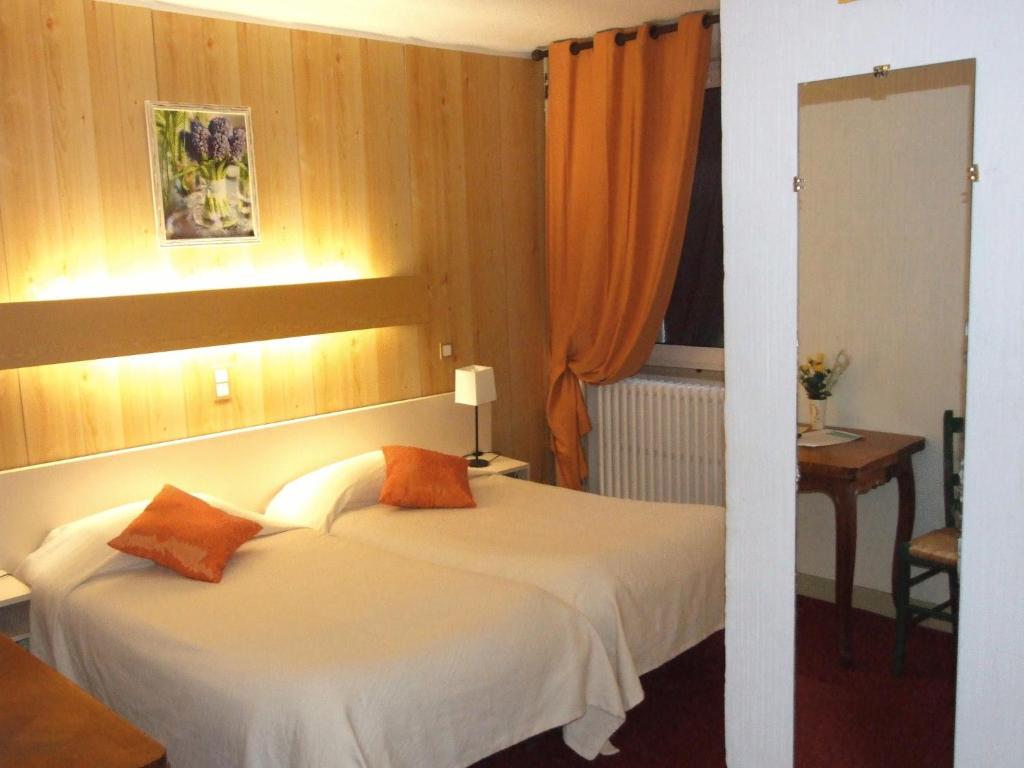 Voodi või voodid majutusasutuse Hôtel du Val d'Aure toas