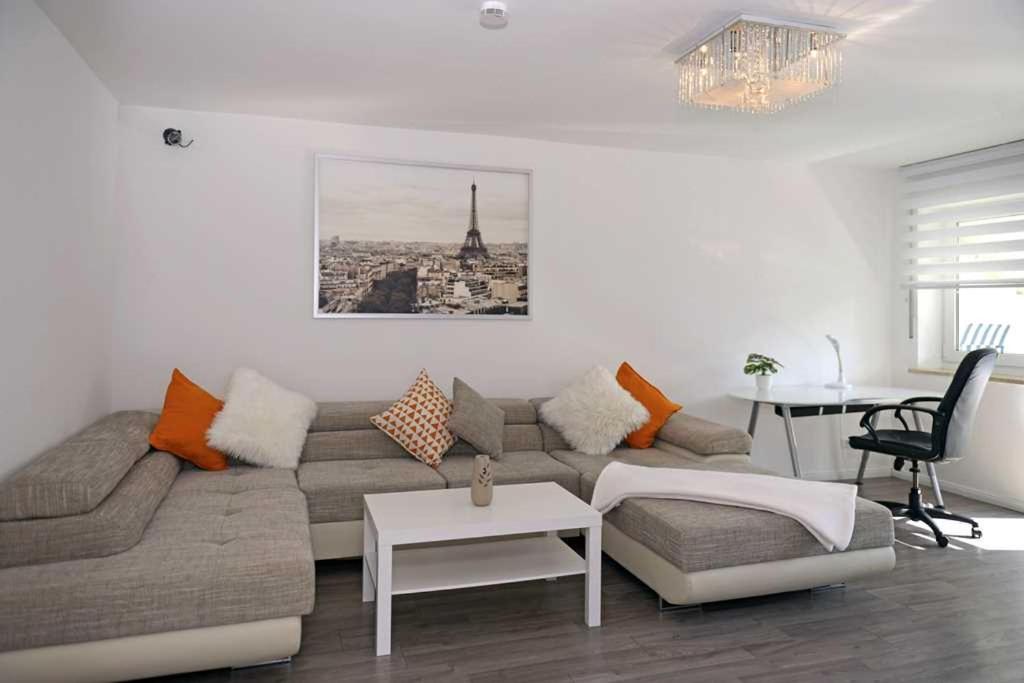 een woonkamer met een bank en een tafel bij Moderne,helle und ruhige Wohnung zur Alleinnutzung in Mindelheim