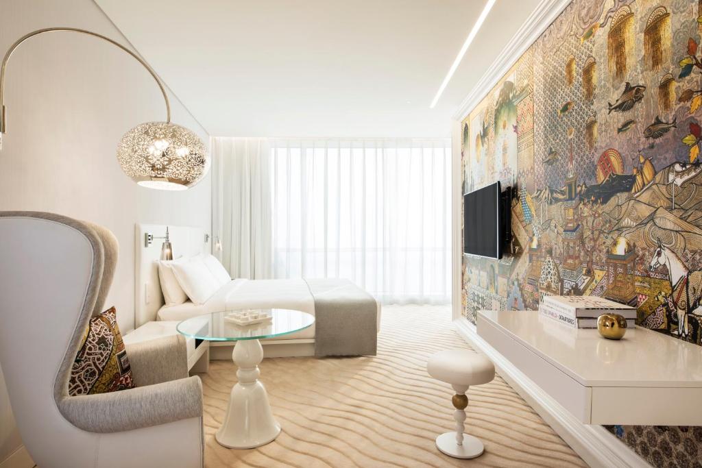 TV a/nebo společenská místnost v ubytování Mondrian Doha