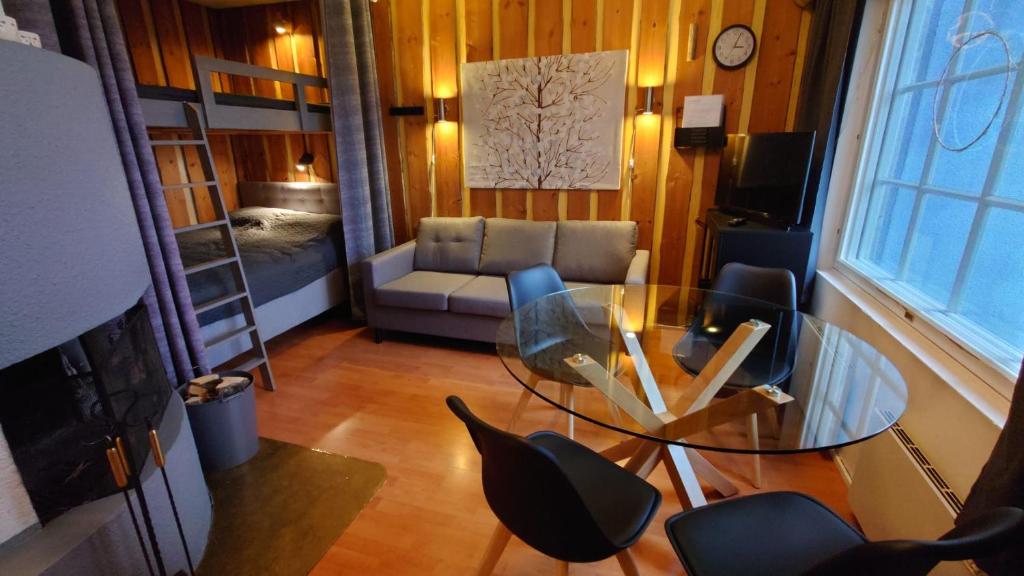 een woonkamer met een glazen tafel en een bank bij Rukankieppi in Ruka
