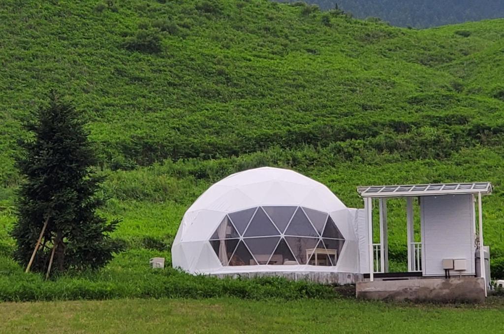 Nespecifikovaný výhled na hory nebo výhled na hory při pohledu z luxury tent