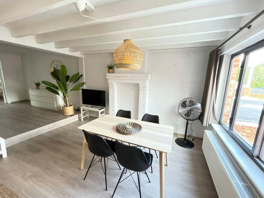 TV a/nebo společenská místnost v ubytování Cosy flat for 4 p. with garden in Tremelo