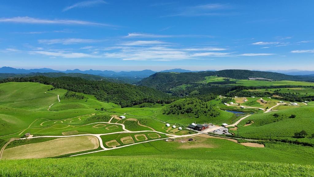 uma vista aérea de um campo de golfe nas colinas em GRAND VERDE RESORT em Kamegawa