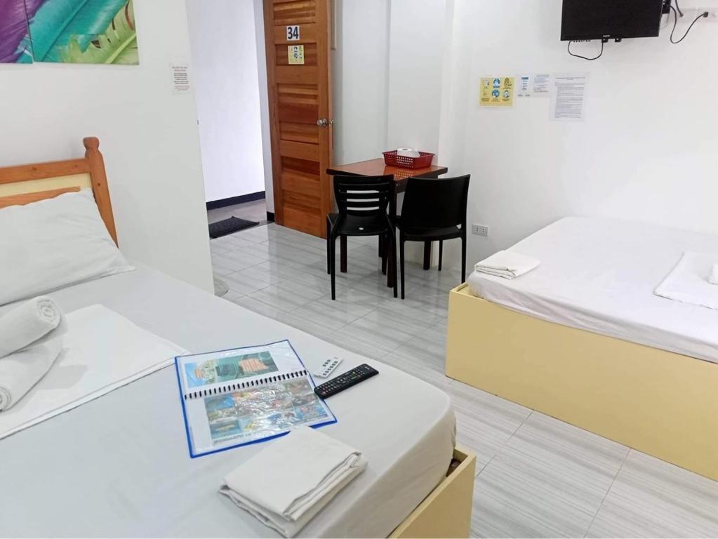 Postel nebo postele na pokoji v ubytování Cool Stay Inn