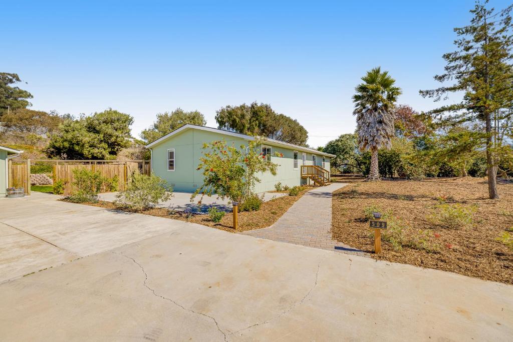 uma casa com um jardim e uma entrada em Nature's Paradise em Watsonville