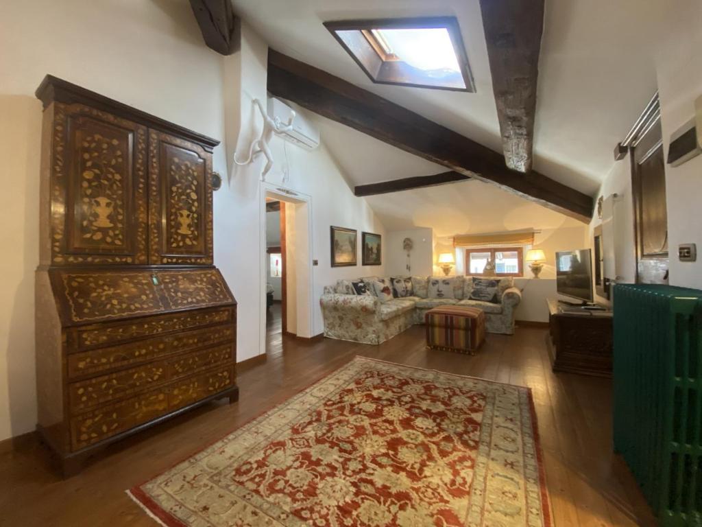 A bed or beds in a room at Ponte del Mera Attic