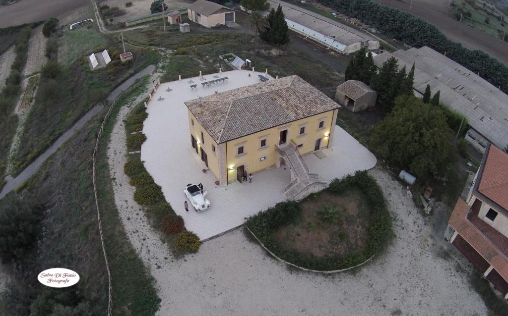 una vista aerea di una casa con un'auto parcheggiata di fronte di Casale Pennisi a Mineo