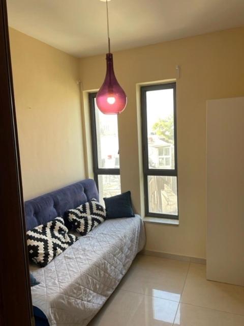 Postel nebo postele na pokoji v ubytování Gorgeous duplex in heart of Jerusalem