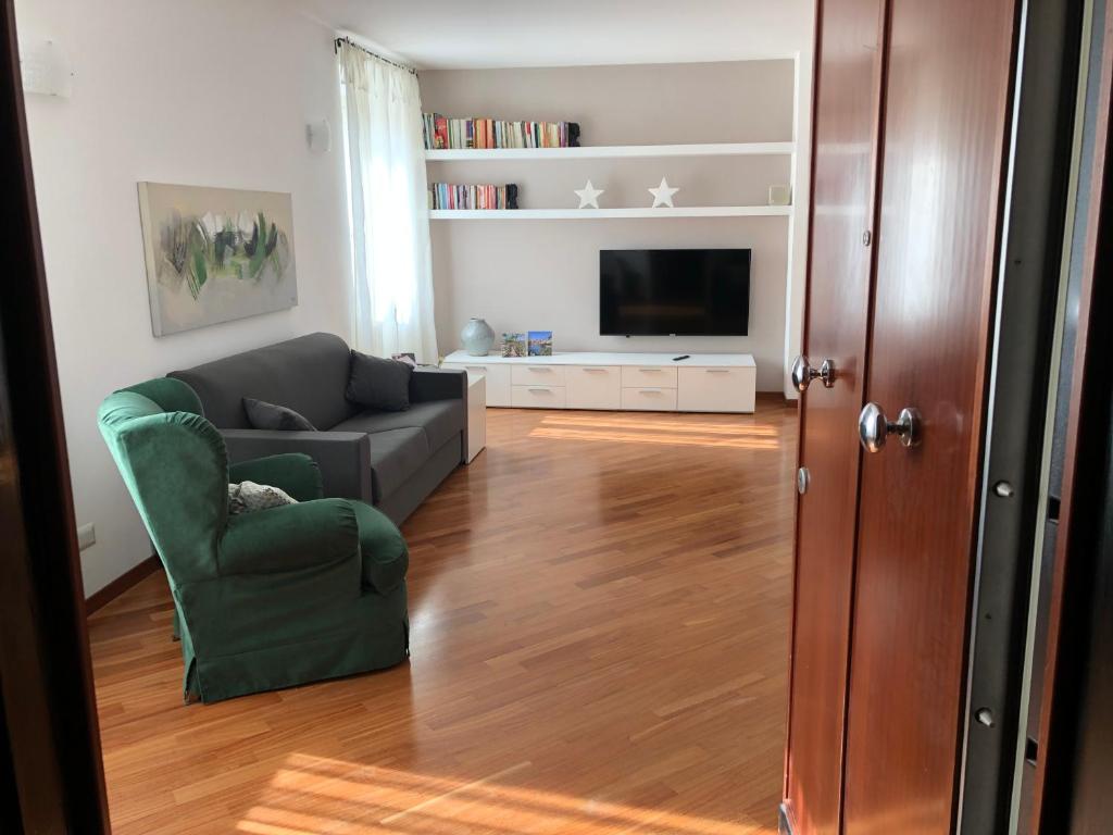 uma sala de estar com um sofá e uma televisão em Casa mia a Nervi em Gênova