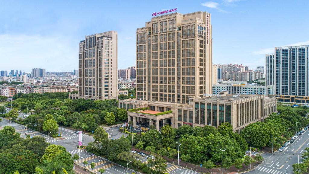 una vista aérea de una ciudad con edificios altos en Crowne Plaza Guangzhou Zengcheng, an IHG Hotel, en Zengcheng