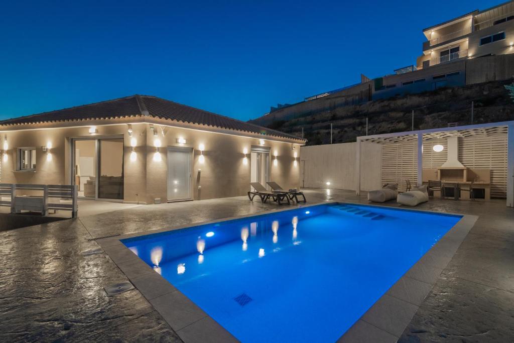 Bazén v ubytovaní Spartakos Luxury Villa 6 alebo v jeho blízkosti