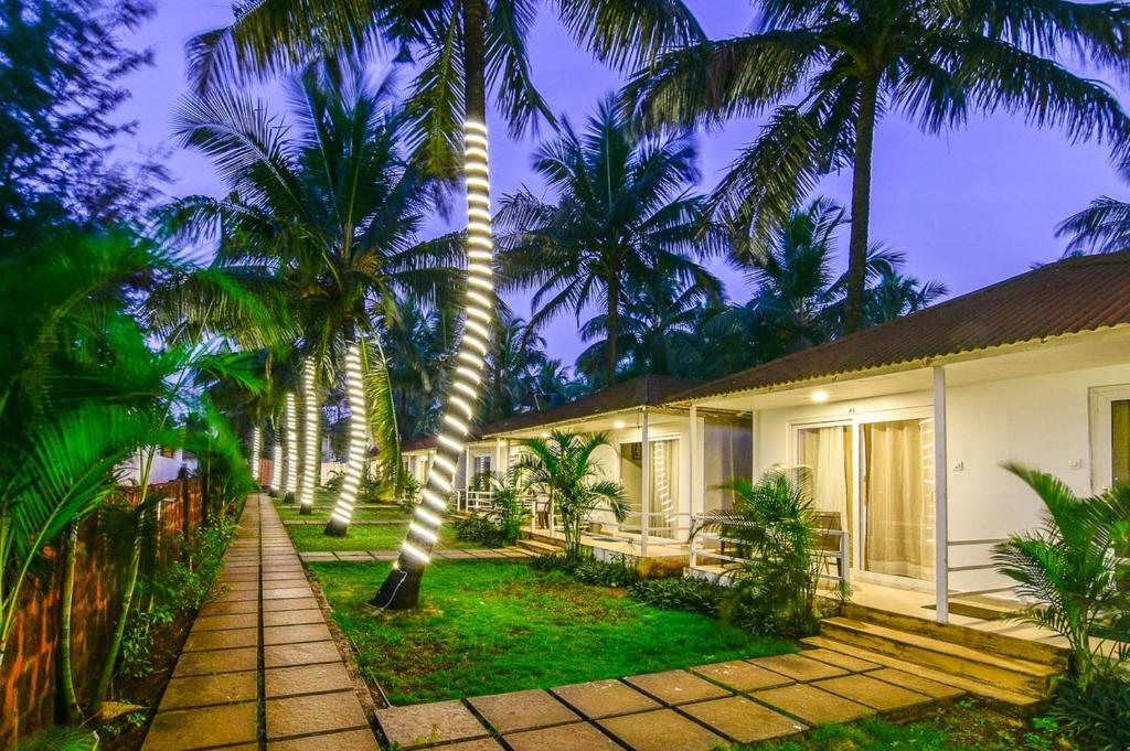 莫爾吉姆的住宿－Arabian Sea Beach Resort，前面有棕榈树的房子