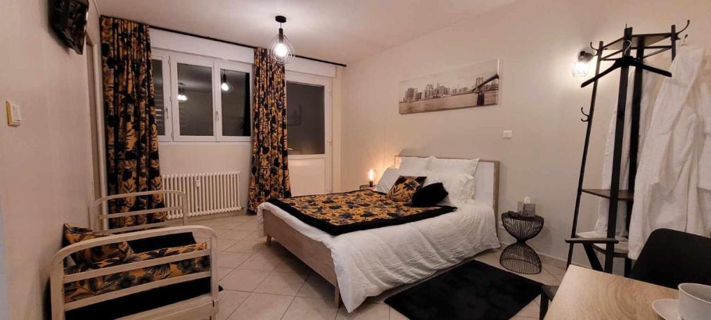 AMIENS Studio cocooning et tranquille dans un jardinet a l'arrière d'une copropriété 2mm de la gare - Housity