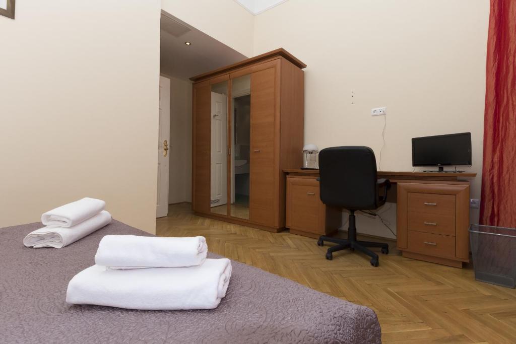Televízia a/alebo spoločenská miestnosť v ubytovaní Budapest Bed and Breakfast