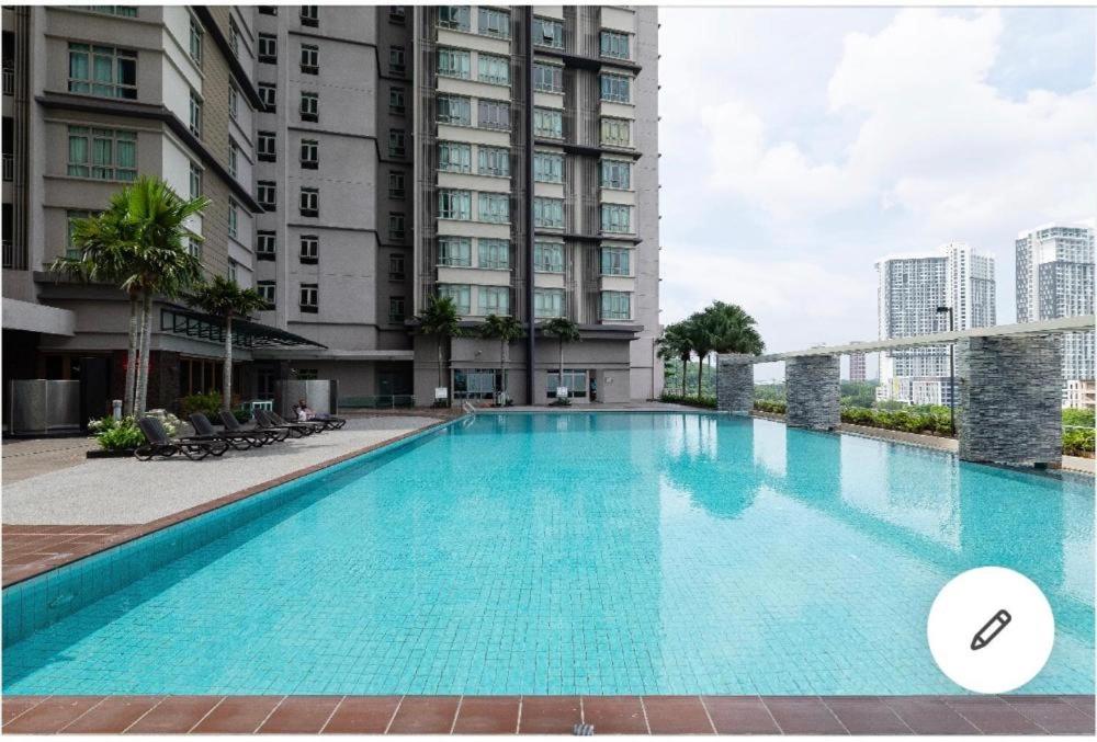 une grande piscine en face d'un bâtiment dans l'établissement Shaftsbury residence cyberjaya with a pool & Free Parking, à Cyberjaya