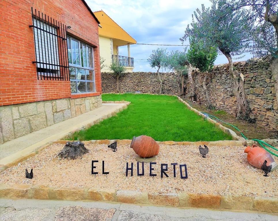 a sign that says el hogriot in front of a building at Casa Rural EL HUERTO con Jardín in Lumbrales