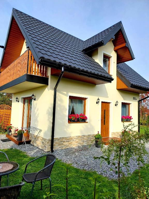 a house with a black roof at Domek w Chochołowie in Chochołów