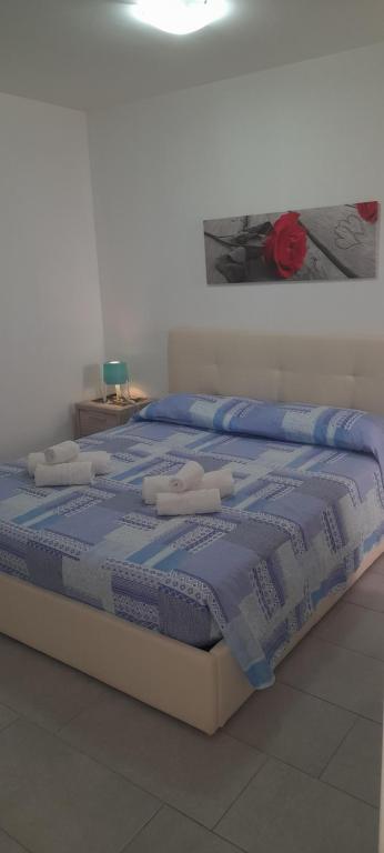 un letto con asciugamani in una stanza di Casa vacanza Gabry a Noto Marina