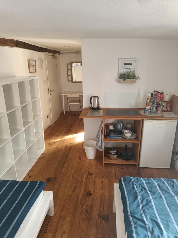Postel nebo postele na pokoji v ubytování Apartments & möblierte Zimmer in Kahl am Main, kontaktloser Self Check-in, W-Lan, Schreibtisch, Duschbad, Küchenzeile, PKW-Plätze