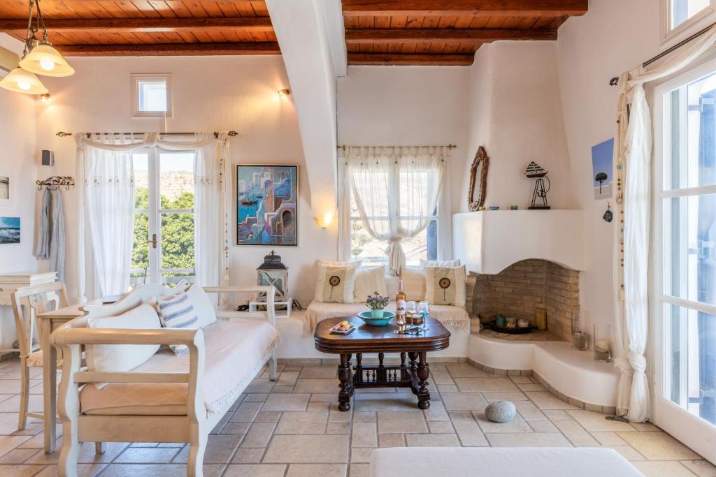 Posezení v ubytování Yalos Mykonos Ornos Pouli private apartments w shared swimming pool