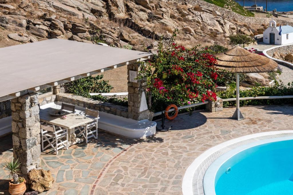 Bazén v ubytování Yalos Mykonos Ornos Pouli private apartments w shared swimming pool nebo v jeho okolí