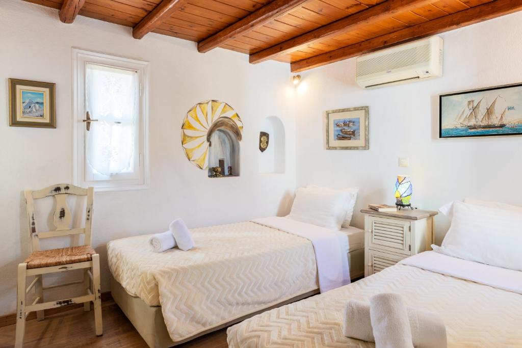 Postel nebo postele na pokoji v ubytování Yalos Mykonos Ornos Pouli private apartments w shared swimming pool