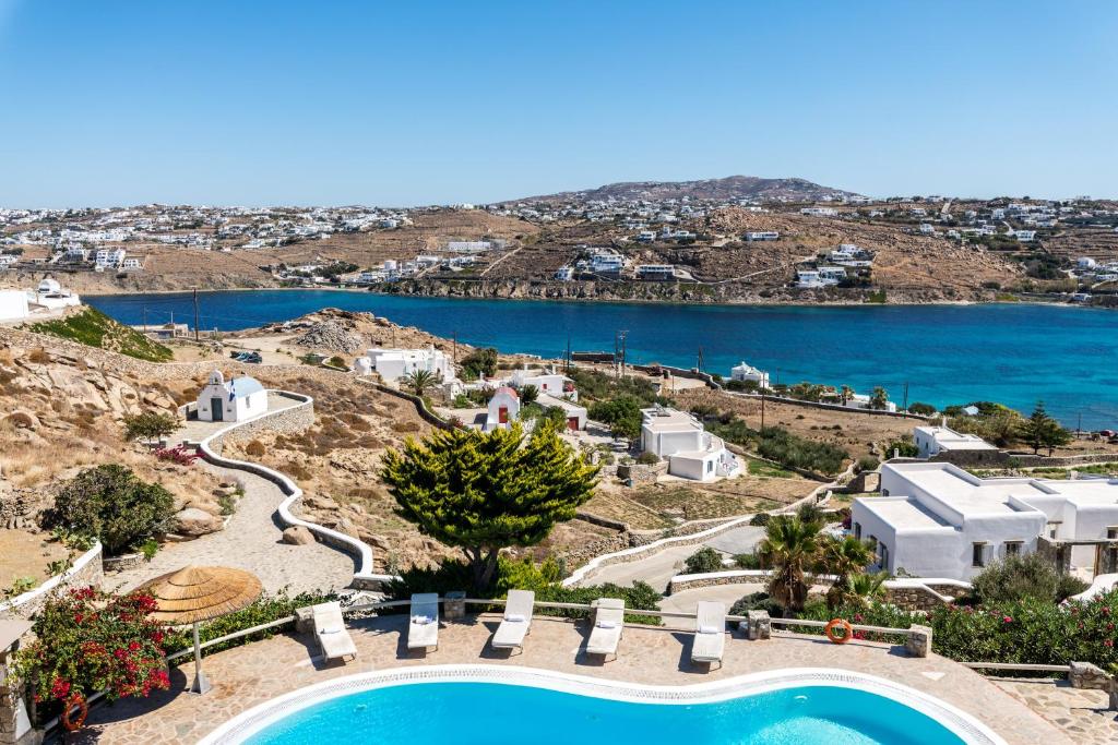 een luchtzicht op een resort met een zwembad bij Yalos Mykonos Ornos Pouli private apartments w shared swimming pool in Mykonos-stad