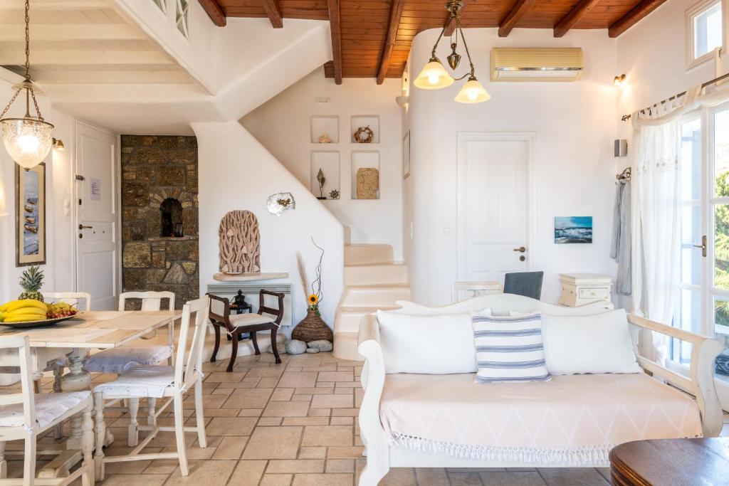 Posezení v ubytování Yalos Mykonos Ornos Pouli private apartments w shared swimming pool