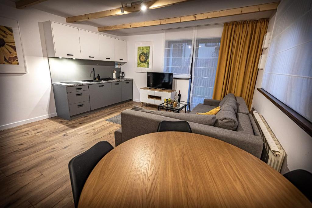 Kuchyňa alebo kuchynka v ubytovaní Apartamenty MIODZIO