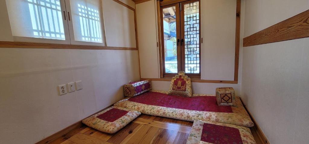 een kamer met een bed in de hoek van een kamer bij Chaehyodang Hanok Stay in Seoul