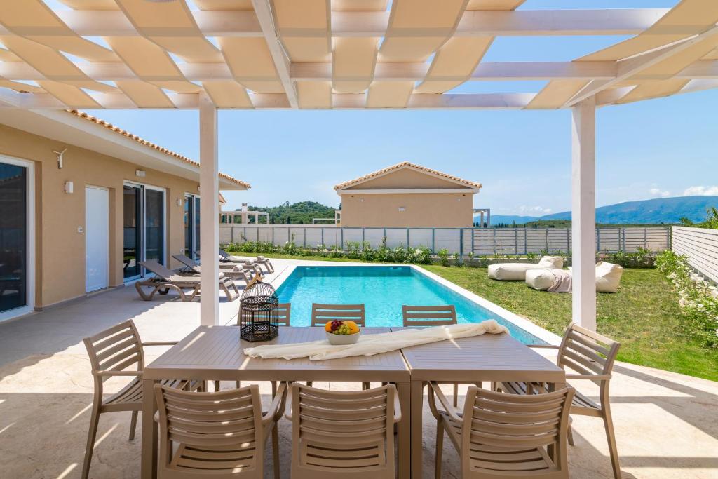 Bazén v ubytovaní Spartakos Luxury Villa 4 alebo v jeho blízkosti