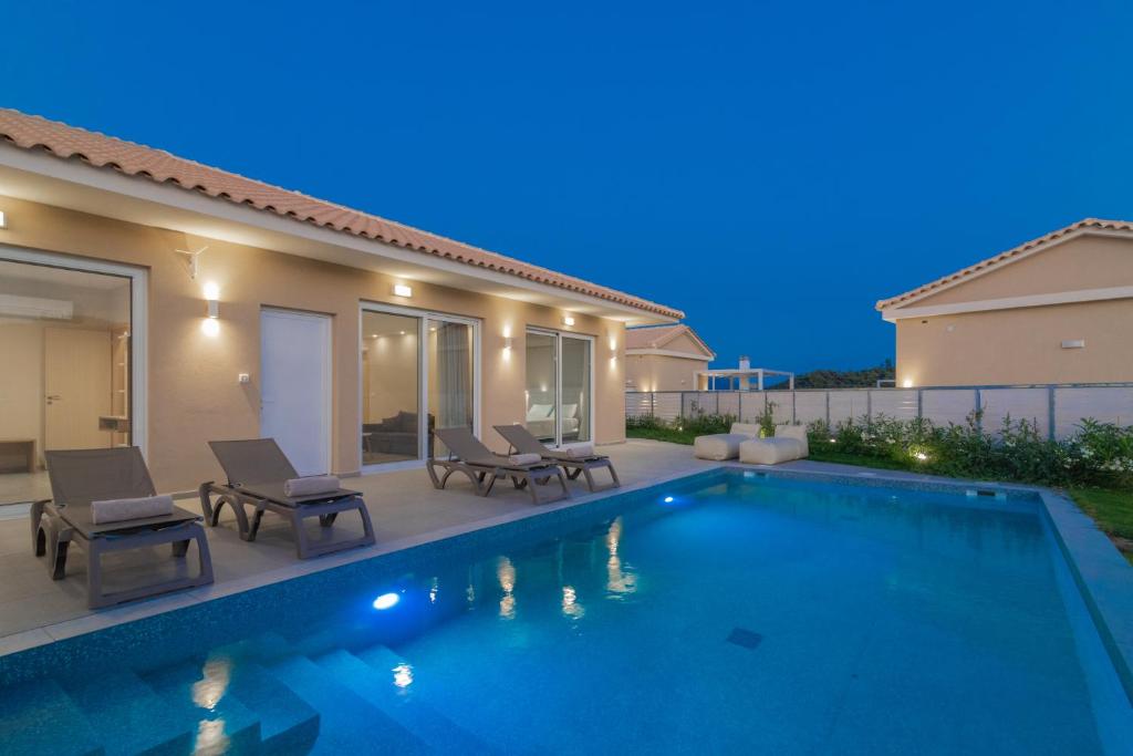 Bazén v ubytovaní Spartakos Luxury Villa 4 alebo v jeho blízkosti